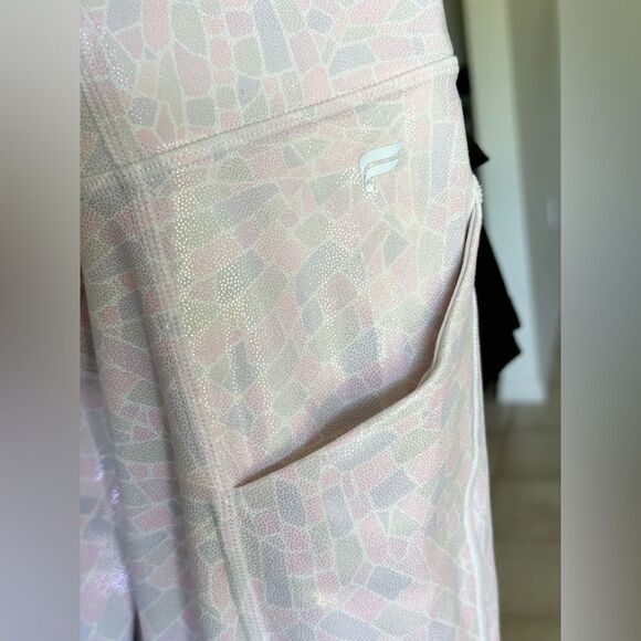 Fabletics Oasis Iridescent Sparkle High Waisted Pure Luxe 7/8 Pocket Leggings - Picture 5 of 6